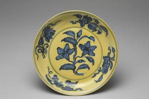 明  孝宗  西元1488-1505年 弘治 青花黄彩栀子花果纹盘