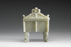 西元1644-1911年 清 青玉兽面纹方鼎
