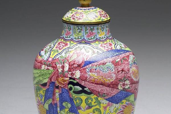 清雍正  西元1723-1735年 铜胎画珐瑯包袱纹盖罐