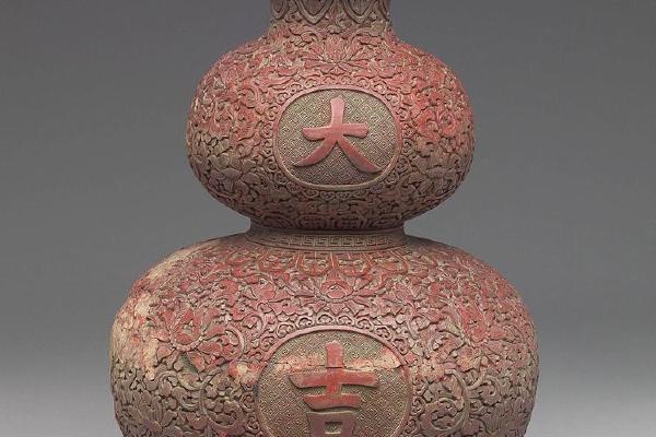 西元1644-1911年 清 雕漆大吉葫芦瓶