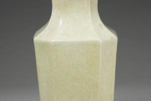 清 高宗  西元1736-1795年 乾隆款 哥釉八楞瓶