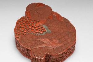清 乾隆  西元1736-1795年 乾隆款 剔红石榴式盒