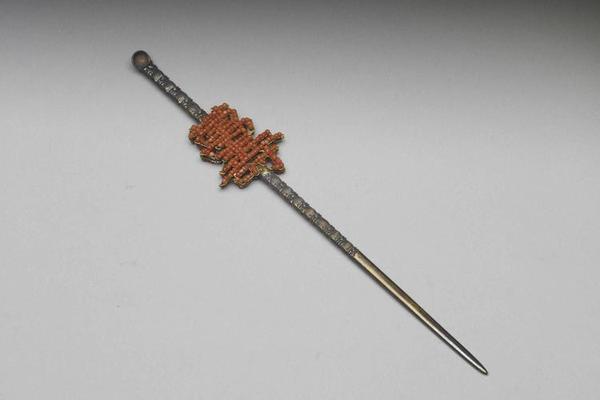 西元1644-1911年 清 银镀金嵌珊瑚珠「万寿」耳挖簪