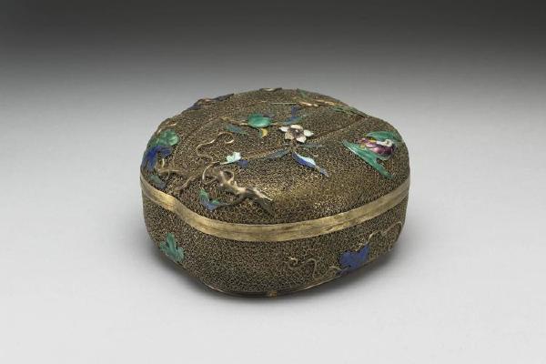 清 西元1644-1911年  金属胎累丝烧蓝珐瑯桃式盒