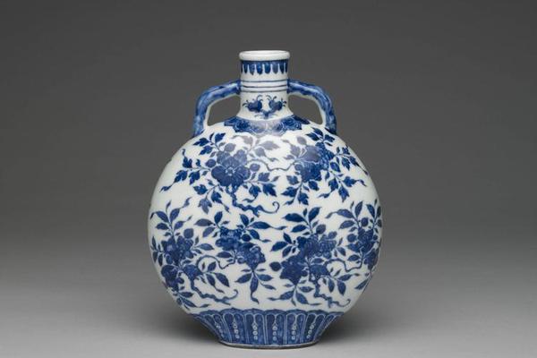 西元1644-1911年 清 官窑 青花花果弓耳扁壶