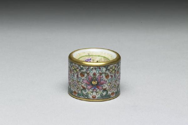 清 西元18~19世纪 粉彩瓷搬指
