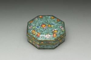 清 乾隆  西元1736-1795年 乾隆款 铜胎画珐瑯小盒