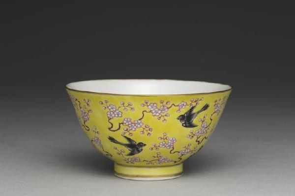 清  穆宗  西元1862-1874年 同治 粉彩黄地梅鹊纹碗