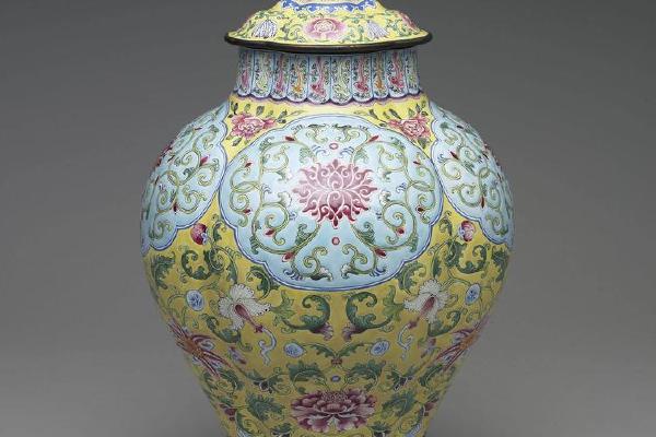 清 乾隆  西元1736-1795年 乾隆款 铜胎画珐瑯海棠式盖罐