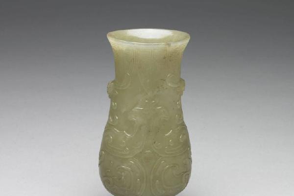西元1644-1911年 清 青玉凤纹觯形瓶