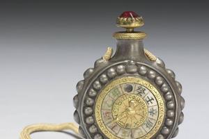 清 十八世纪  西元1701-1800年 十八世纪 银制罗盘星座鼻烟壶
