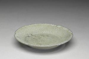 元 西元14世纪 月白青瓷葵口盘(「文」字铭)
