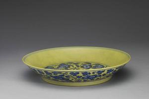 清 西元1736年-1795年 乾隆 黄地青花花果盘