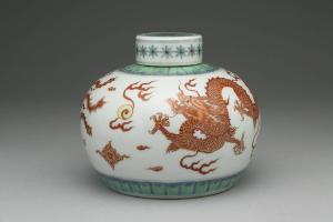 清  圣祖  西元1662-1722年 康熙 斗彩红龙瓶
