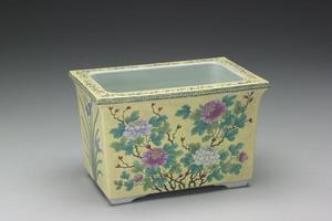 西元1644-1911年 清 同治-光绪朝 「体和殿制」款 粉彩瓷黄地牡丹长方盆