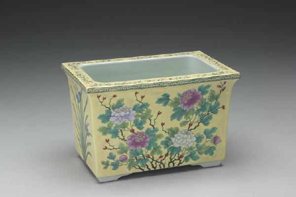 西元1644-1911年 清 同治-光绪朝 「体和殿制」款 粉彩瓷黄地牡丹长方盆