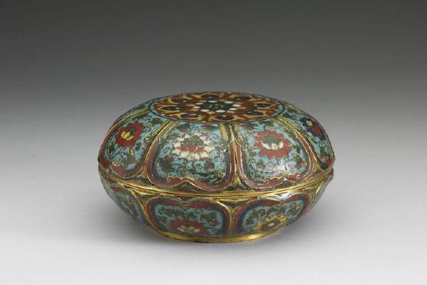 明 景泰  西元1450-1456年 掐丝珐瑯番莲纹盒-1