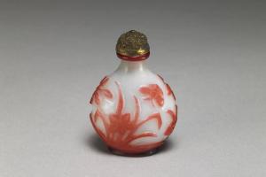 清  高宗 乾隆  西元1735-1796年 乾隆款 套料花蝶鼻烟壶