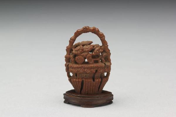 清 1644-1911年 十八世纪 雕桃核花篮