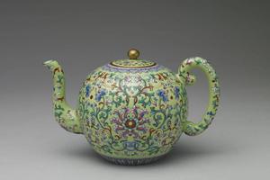 清 乾隆 绿地粉彩番莲茶壶