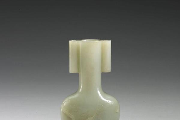 西元1644-1911年 清 青玉雕梅花贯耳瓶