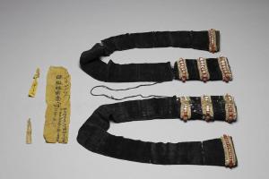 西元1644-1911年 清 嵌珊瑚珠石黑绒发辫套