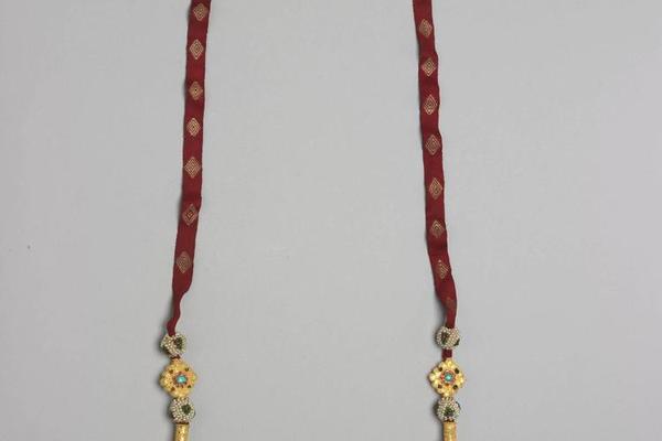 西元1644-1911年 清 金镶松石花紫线穗