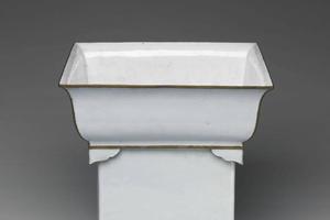 清朝  西元1644-1911年天蓝釉洋瓷两层方花盆