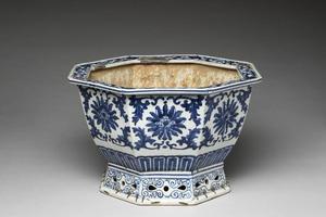 西元1644-1911年 清 官窑 青花番莲花盆-1
