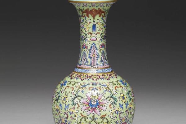 清 高宗  西元1736-1795年 乾隆 洋彩绿地花卉纹瓶(大清乾隆年制款)