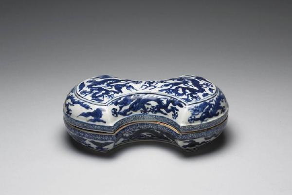 明  隆庆  西元1567-1572年 青花云龙纹银锭式盒