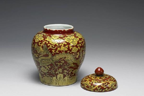 明 嘉靖  西元1522-1566年 红地黄彩云龙纹盖罐