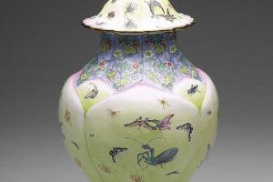 清乾隆  西元1736-1795年 乾隆 画珐瑯莲瓣式蝶虫盖罐