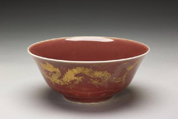 明 宣德  西元1426-1435年 宣德  红釉金彩双龙赶珠纹碗