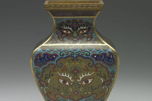 清 乾隆  西元1736-1795年 乾隆 掐丝珐瑯兽面纹扁方瓶