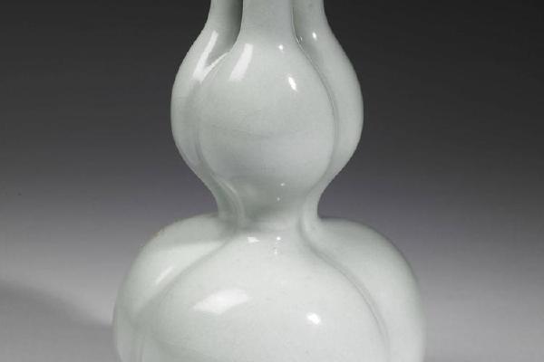  高宗  西元1736-1795年 冬青釉三孔葫芦瓶