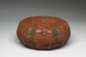 西元1644-1911年 清 剔彩耕作圆瓣式盒