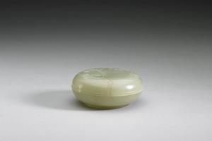 西元1644-1911年 清 青玉雕梅花小圆盒