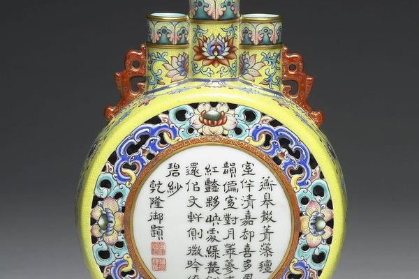 清 乾隆八年 西元1743年 磁胎洋彩三多诗意轿瓶