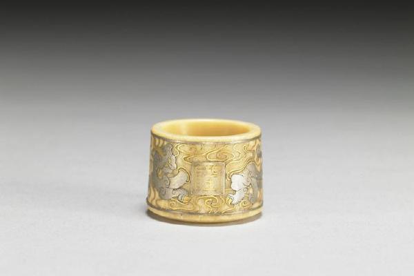 清 乾隆  西元1736-1795年 乾隆 象牙雕嵌金银班指  附紫檀木盒