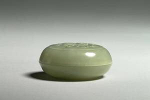 西元1644-1911年 清 青玉番莲纹圆盒