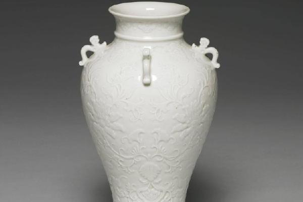 清 乾隆  西元1736-1795年 乾隆 填白起花四耳瓷瓶