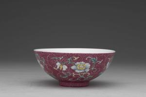 清 高宗  西元1736-1795年 乾隆 洋彩洋红地花卉三多小碗