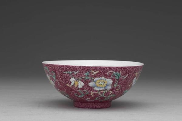 清 高宗  西元1736-1795年 乾隆 洋彩洋红地花卉三多小碗