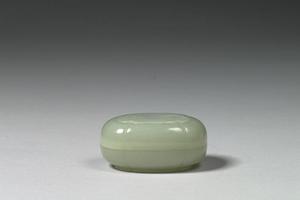 清 西元1644-1911年 青玉海棠式小盒