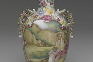 清 高宗  西元1736-1795年 乾隆窑 珐瑯彩开光花卉仕女螭耳瓶