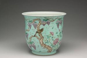 西元1644-1911年 清 官窑 粉彩藤萝花鸟花盆