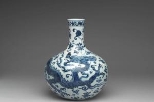 明 永乐  西元1403-1424年 永乐 青花穿莲龙纹天球瓶-1