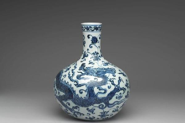 明 永乐  西元1403-1424年 永乐 青花穿莲龙纹天球瓶-1