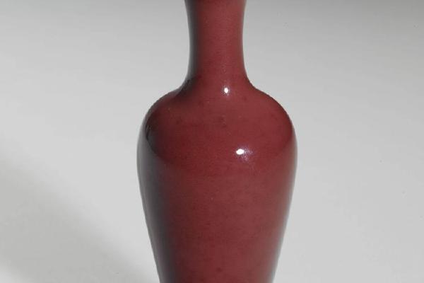 西元1644-1911年 清 红釉瓷柳叶瓶